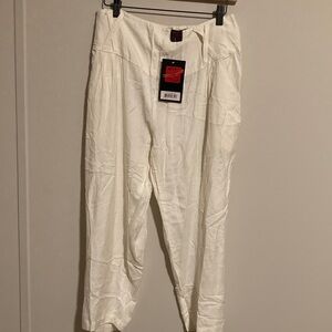 Chic White Women's Capris